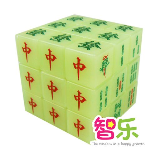 Bà Nguyễn Thị Huệ (thôn Sao Vàng) chua xót vì tôm chết quá nhiều tại ao của gia đình.